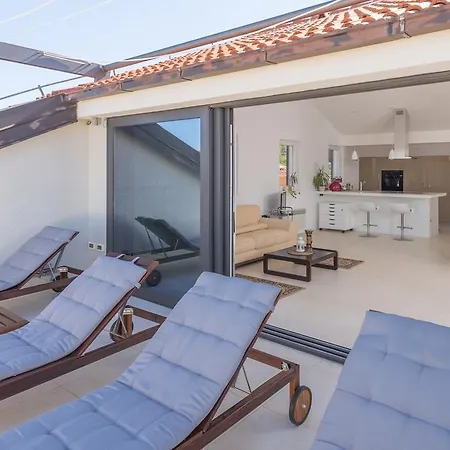 Maki Exclusive * Hvar Town