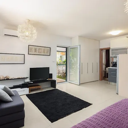 Maki Exclusive * Hvar Town