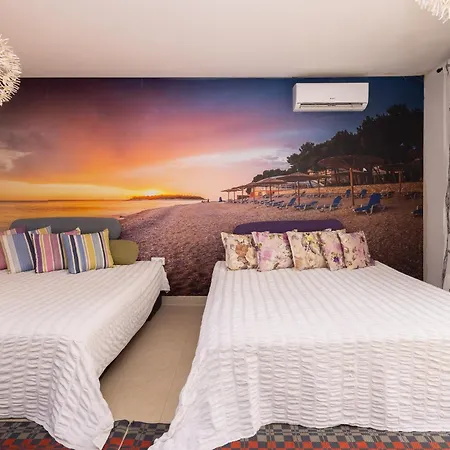 Maki Exclusive * Hvar Town